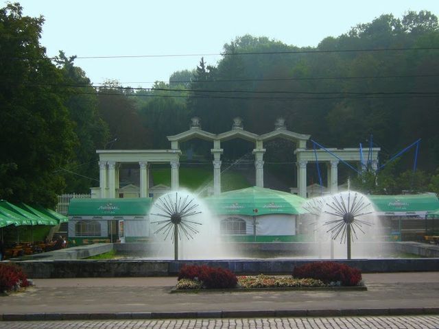 фонтаны перед аркой центрального входа в парк культуры