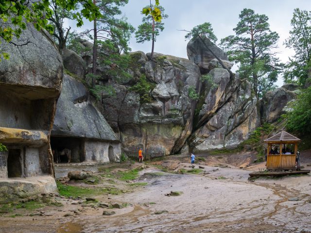 Скалы Довбуша близ села Бубнище