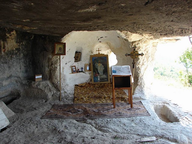 Алтарь пещерного монастыря