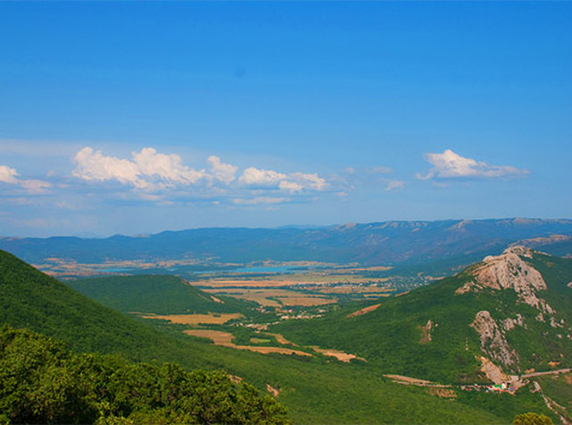 Байдарская долина в естественном амфитеатре