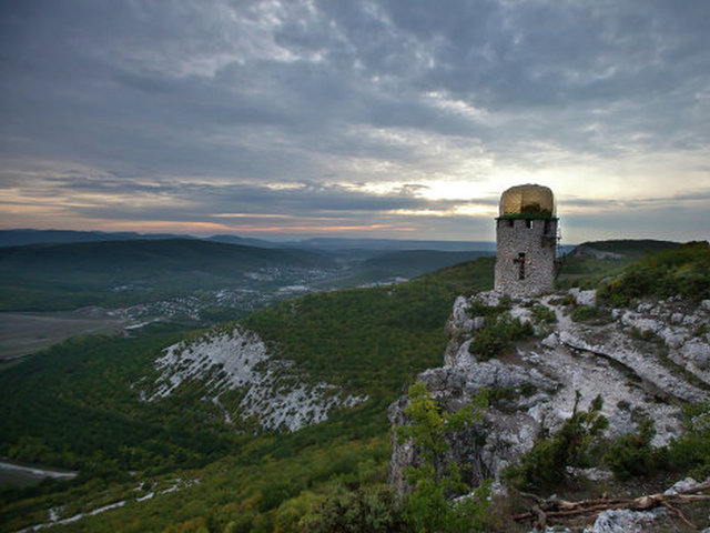 часовня монастыря и прекрасная панарама долины
