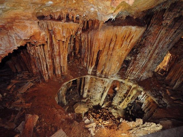 уникальное двухуровневое кальцитовое озеро