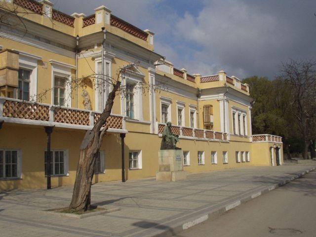 памятник Айвазовскому перед зданием картинной галереи