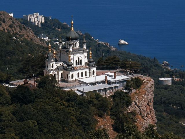 вид на Воскресенскую (Форосскую) церковь