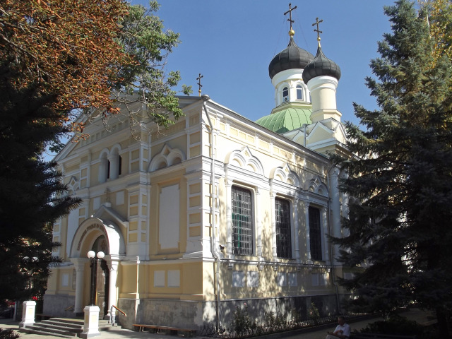 вход в храм в честь трёх Святителей