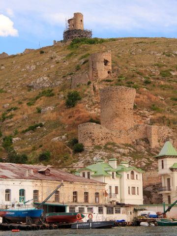 Крепость Чембало у входа в Балаклавскую бухту