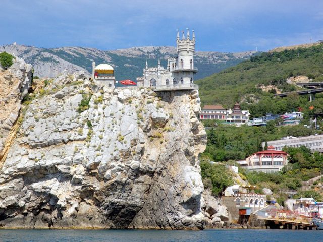 вид с моря на Ласточкино гнездо