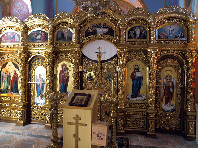 Алтарь в церкви
