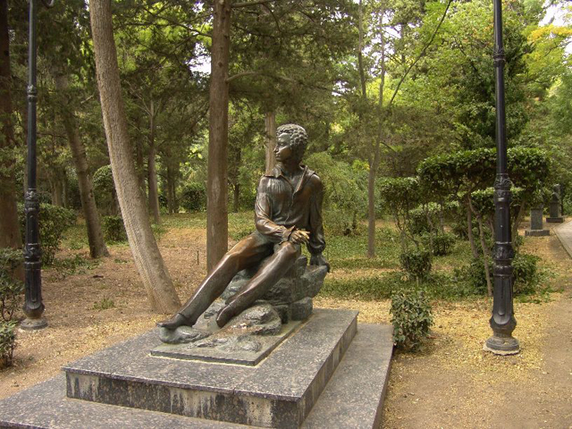 Памятник великому писателю