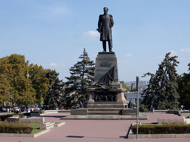 Памятник Нахимову