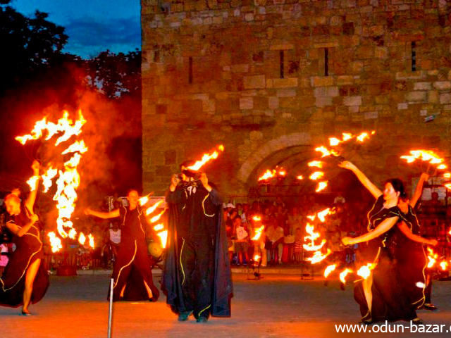 «Fire show» - огненное шоу театра на ходулях