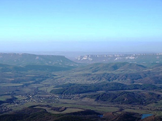 открывающийся вид с массива на Вторую гряду Крымских гор