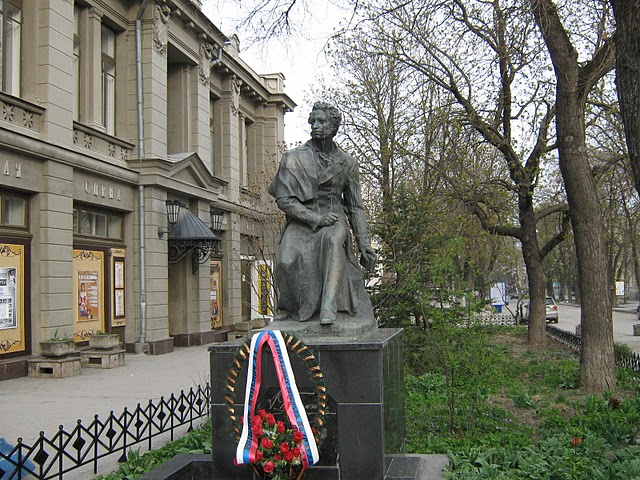 Памятник А.С.Пушкину, посещавший город в 1820 г.