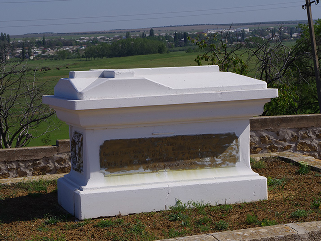 Мраморный саркофаг англичанам