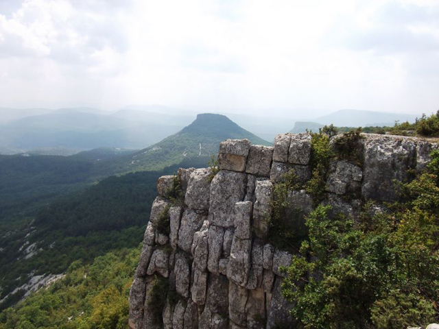 Панорама окрестных гор и долины