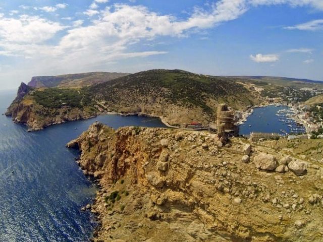 крепость Чембало над отвесным обрывом у входа в Балаклавскую бухту