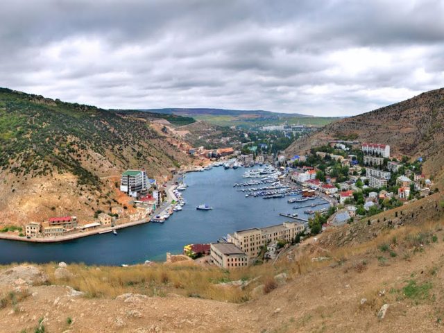 вид на Балаклавскую бухту с крепости Чембало