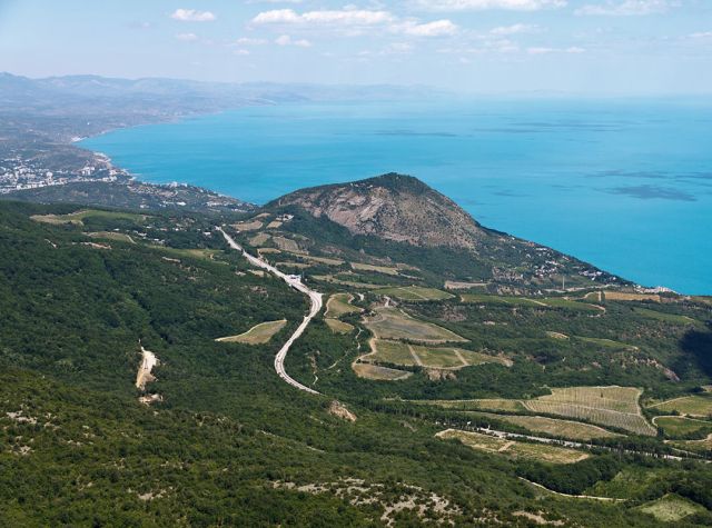 вид на гору Кастель и Алушту