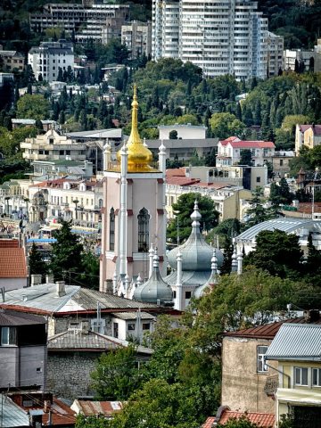 вид на Ялту и церковь Златоуста