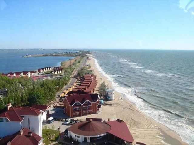 Средняя коса с благоустроенными пляжами и базами отдыха