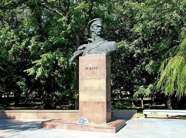 бюст Шмидта у центрального входа в одноименный парк