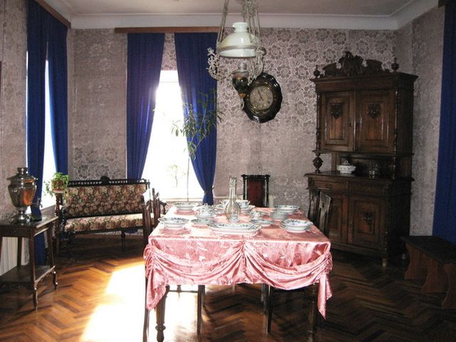 интерьер столовой комнаты мемориального дома Шмидта