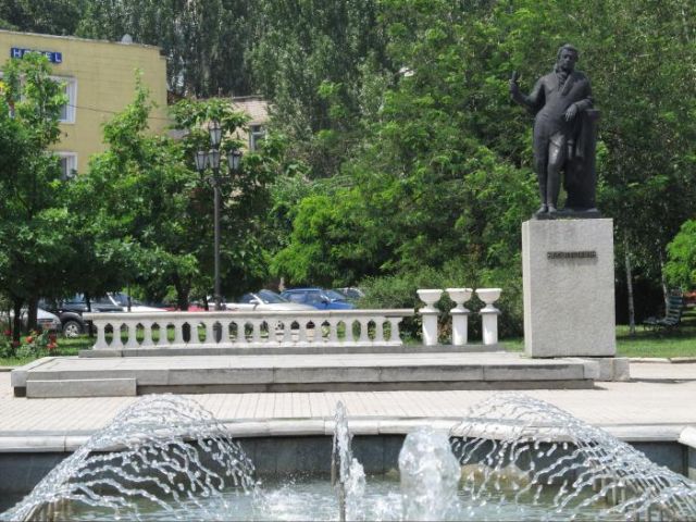 струи фонтана на фоне памятника им. А.С. Пушкина