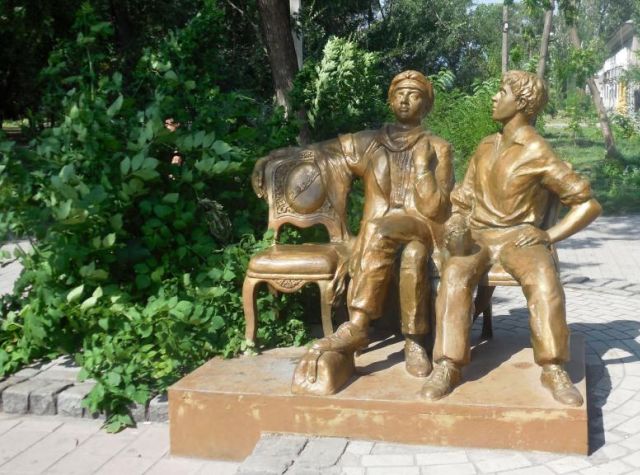 Великолепный Остап откинулся назад, как молодой лев, и внимательно слушает то, что рассказывает ему Шура Балаганов