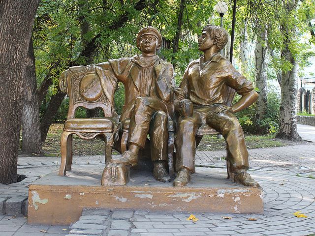 памятник Остапу Бендеру и Шуре Балаганову