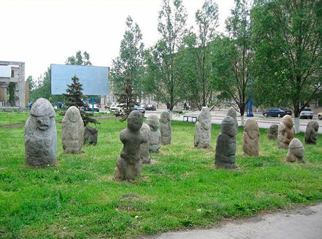половецкие каменные статуи XI-XIII вв. на терассе краеведческого музея