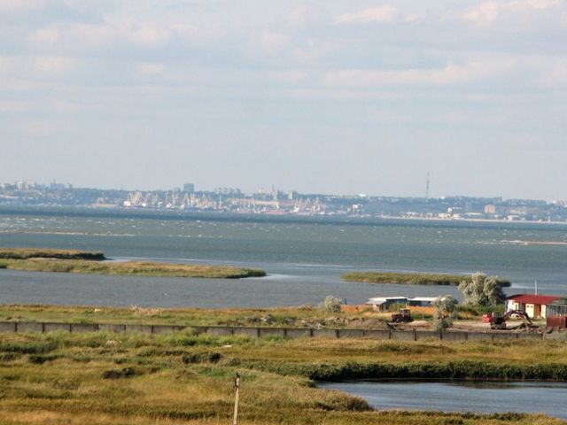 Вид с маяка на Бердянский порт