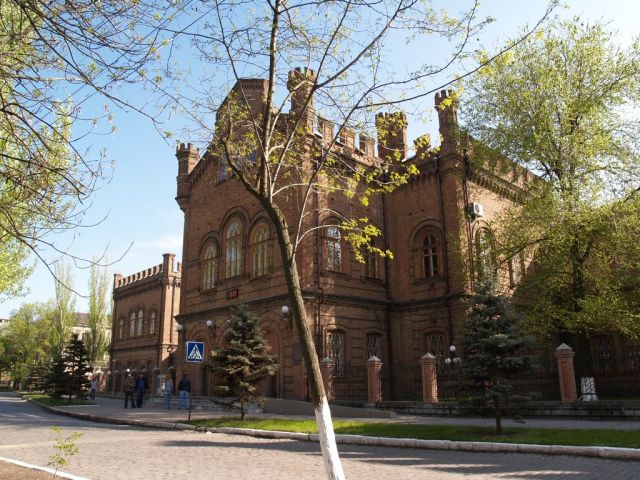 вид на здание мужской гимназии (БГПУ) со стороны парка Шмидта