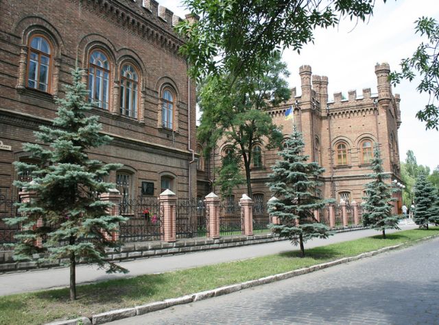 архитектура здания выполнена в нормандской стилистике