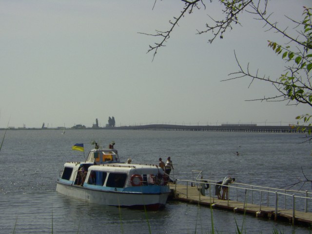 барскас, курсирующий через Шаболатский лиман