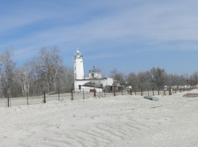 вид с пляжа на Белосарайский маяк в зимнее время года