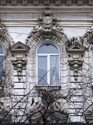 декоративные элементы окон третьего этажа дома Короне