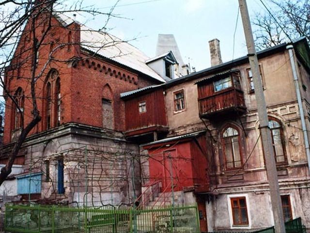 правая сторона дома пристроена значительно позже