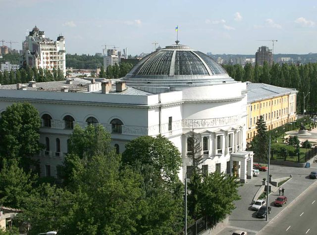 вид на Будинок вчителя з іншого ракурсу