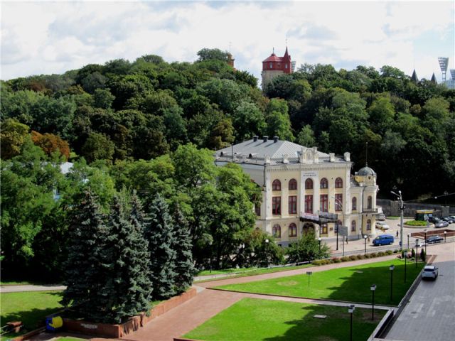 здание Национальной филармонии у входа в Крещатый парк