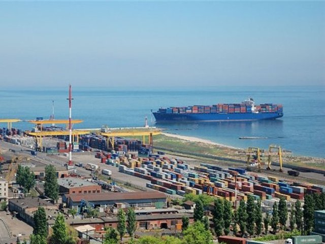контейнеровоз заходит на разгрузку в порт