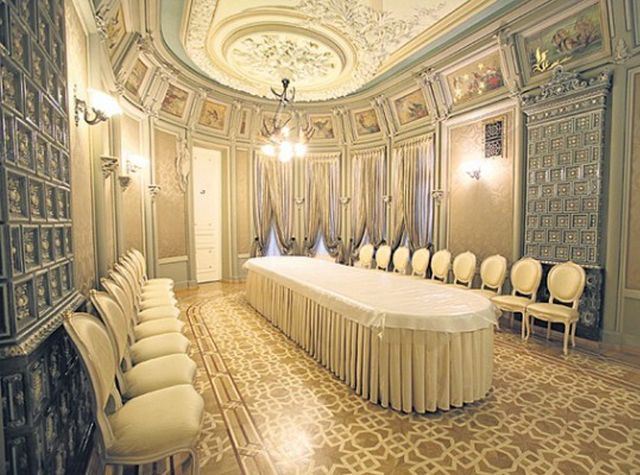интерьер одного из залов Дома с химерами
