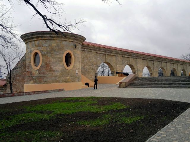 Карантинная стена(остаткиОдесской крепости) - пороховая башня и аркада