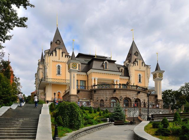 изумительное здание Киевского кукольного театра