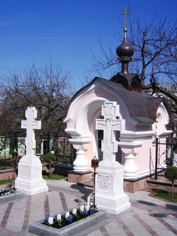 могила основательницы Покровского монастыря - Великой княгини Александры Петровны Романовой
