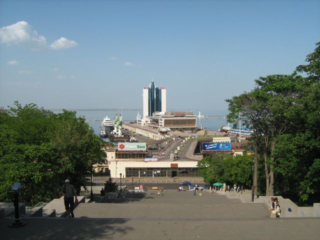 Потемкинская лестница, спускающаяся к морскому вокзалу