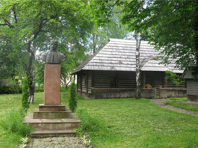 Памятник буковинскому кобзарю