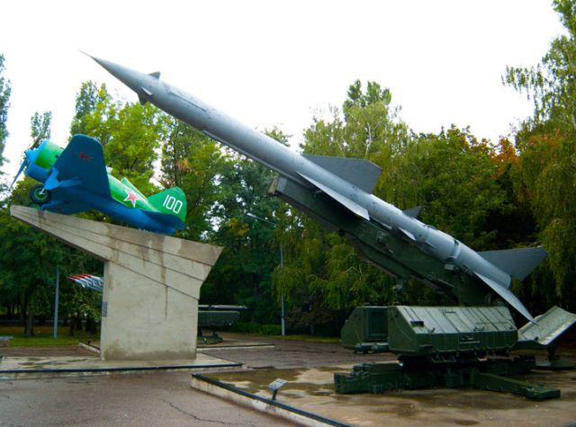ракетный комплекс и самолет-истребитель И-16