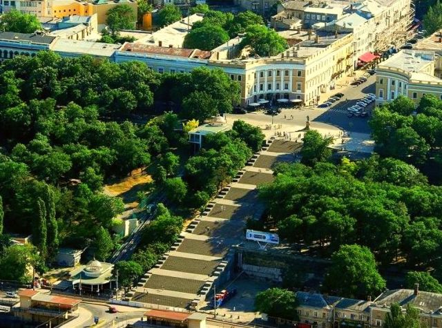 Потемкинская лестница и ее современный аналог - одесский фуникулер