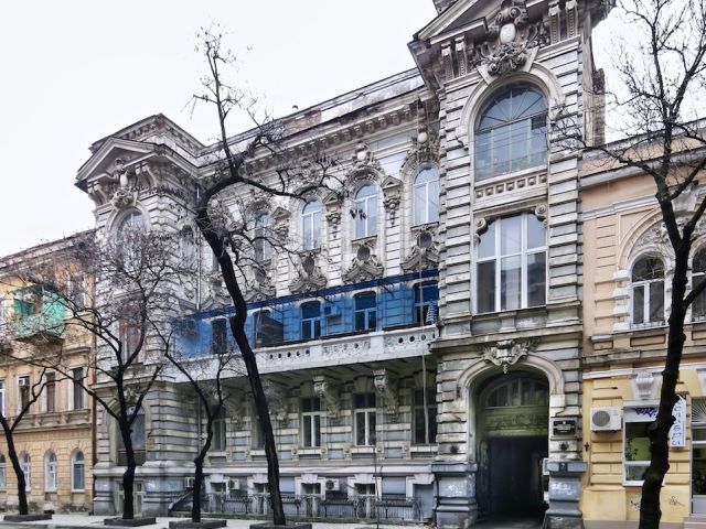 главный фасад здания можно отнести к одним из самых изысканных в Одессе