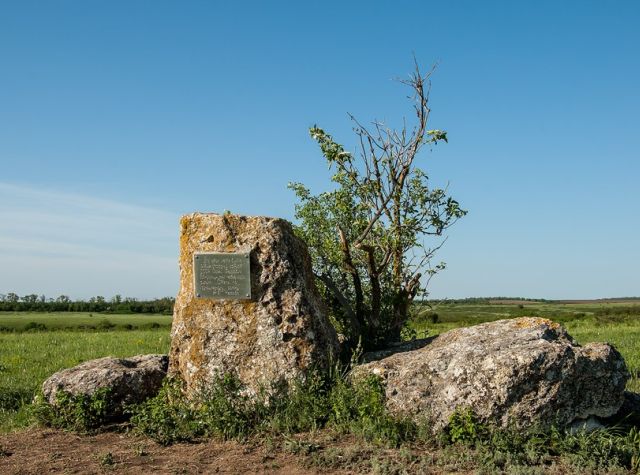 памятная табличка на камне в честь экранизацию Сергеем Бондарчуком «Степи» А.П. Чехова на просторах Хомутовской степи